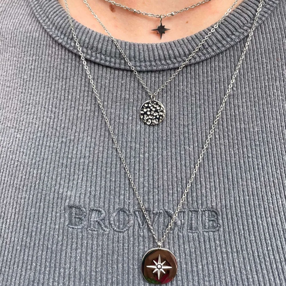 collier_multirangs_mdaill_0.webp Siloé Collier multirangs médaille martelée et étoile (acier) Discount