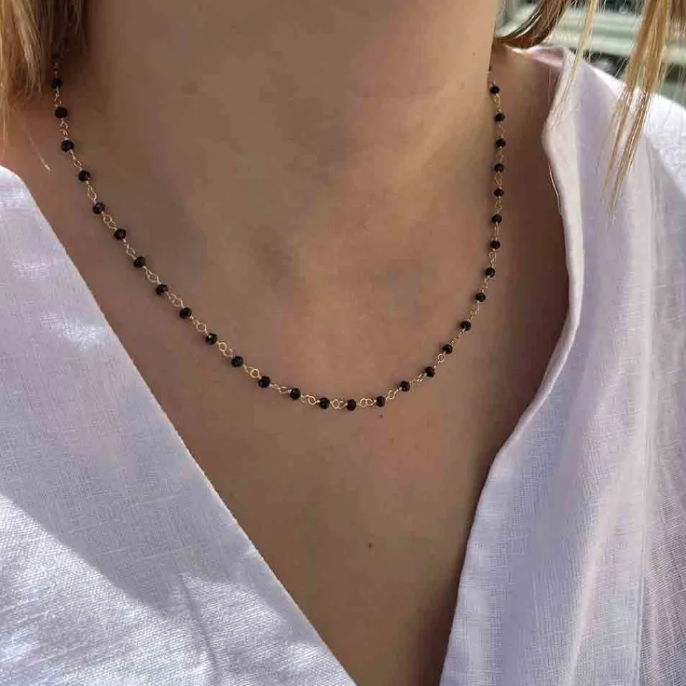 collier_perles_fines_noir_1.webp Siloé Collier perles fines noires (acier doré) New